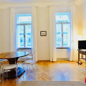 Beautiful Viennese Flat In The Centre Vienna